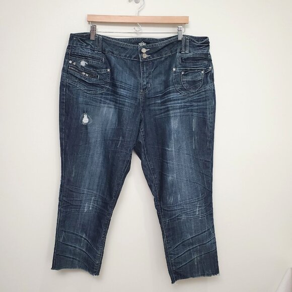 Almost Famous Plus Size 22 Distressed Capri Jeans Dark Wash Womens Stretch Faded - Picture 8 of 13
